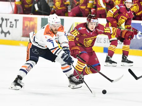 Michalovský útočník Filip Vašaš tiesnený obrancom Trenčína Šimonom Bečárom.