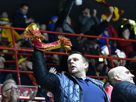 Fanúšikovia Dukly Trenčín sa tešia z gólu v zápase predkola play-off proti Michalovciam.