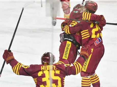 Hokejisti Trenčína sa tešia z gólu Martina Kalisa (vpravo). 