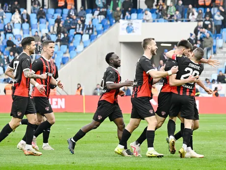 Adrian Zeljkovič sa so spoluhráčmi teší po strelenom góle v zápase ŠK Slovan Bratislava - FC Spartak Trnava v 2. kole skupiny o titul v Niké lige.