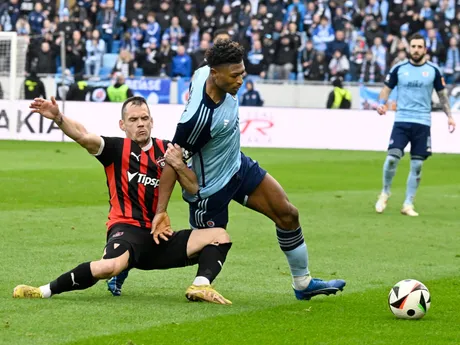 Martin Mikovič (vľavo) a Rahim Ibrahim v zápase ŠK Slovan Bratislava - FC Spartak Trnava v 2. kole skupiny o titul v Niké lige.