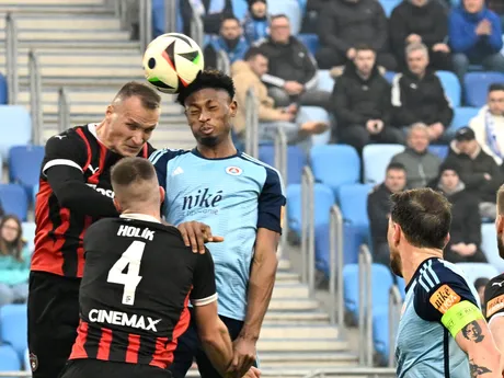 Lukáš Štetina (vľavo) a Rahim Ibrahim v hlavičkovom súboji v zápase ŠK Slovan Bratislava - FC Spartak Trnava v 2. kole skupiny o titul v Niké lige.