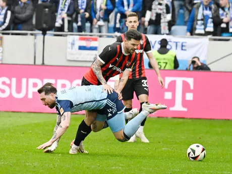 Guram Kašia (dole) a Michal Ďuriš v zápase ŠK Slovan Bratislava - FC Spartak Trnava v 2. kole skupiny o titul v Niké lige.