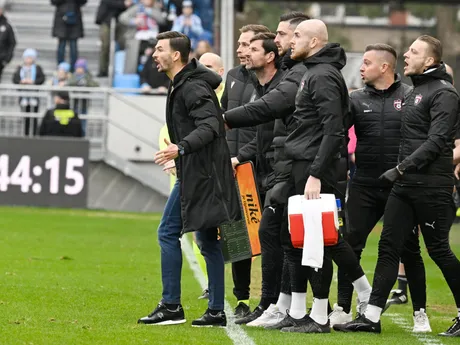 Tréner Michal Gašparík počas zápasu ŠK Slovan Bratislava - FC Spartak Trnava v 2. kole skupiny o titul v Niké lige.