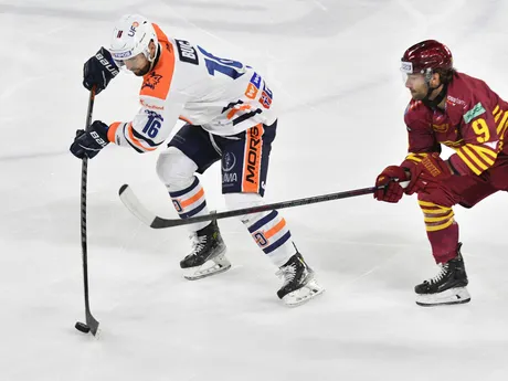 Gordie Green (vpravo) a Dávid Buc v stretnutí HK Dukla Trenčín - HK Dukla Ingema Michalovce v 5. zápase predkola play-off Tipos extraligy.