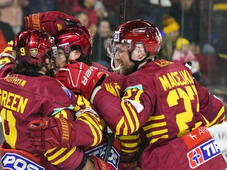 Hokejisti HK Dukla Trenčín sa tešia po strelenom góle v stretnutí proti HK Dukla Ingema Michalovce v 5. zápase predkola play-off Tipos extraligy.