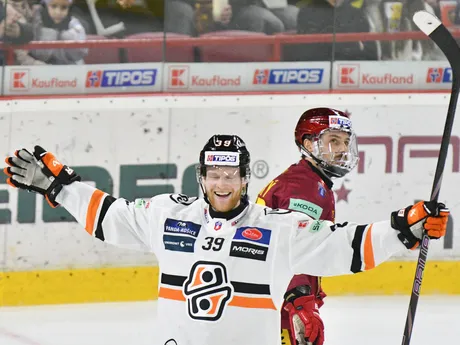 zľava Brett Pollock (Košice) sa teší po piatom góle a Tomáš Záborský (Trenčín)