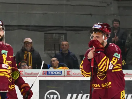 vpravo Gordon Green z Trenčína po prehratom 6. zápase štvrťfinále playoff hokejovej Tipsport extraligy medzi HK Dukla Trenčín a HC Košice