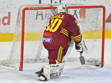 Gustavs Davis Grigals (Trenčín) vyťahuje puk z bránky