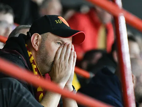 fanúšik Trenčína reaguje počas 1. tretiny v 6. zápase štvrťfinále playoff hokejovej Tipsport extraligy medzi HK Dukla Trenčín a HC Košice