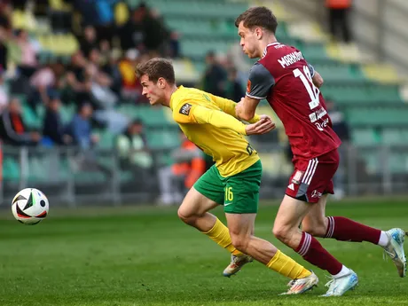 Zľava Patrik Iľko (Žilina) a Alex Markovič (Podbrezová) bojujú o loptu v zápase 1. kola nadstavbovej časti Niké ligy v skupine o titul MŠK Žilina - FK Železiarne Podbrezová.