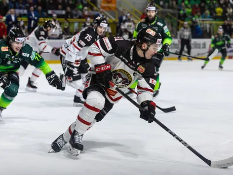 Na snímke v popredí s pukom Matthew Boucher (Banská Bystrica) v prvom zápase štvrťfinále play off hokejovej Tipos extraligy medzi DOXXbet Vlci Žilina - HC MONACObet Banská Bystrica.