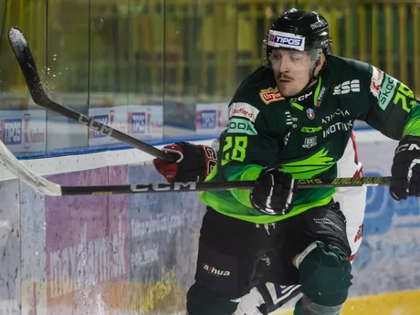 Na snímke v popredí s pukom Sebastián Šmída (Žilina) v prvom zápase štvrťfinále play off hokejovej Tipos extraligy medzi DOXXbet Vlci Žilina - HC MONACObet Banská Bystrica.