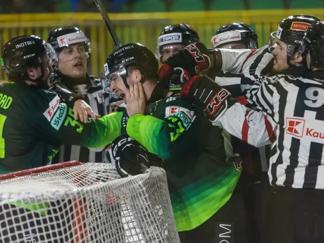 Na snímke uprostred pri bitke Róbert Varga (Žilina)  v prvom zápase štvrťfinále play off hokejovej Tipos extraligy medzi DOXXbet Vlci Žilina - HC MONACObet Banská Bystrica.