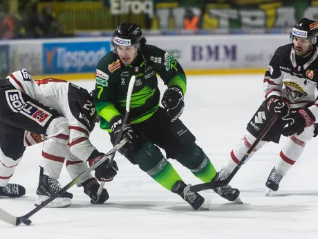 Na snímke zľava Reece Mackay Scarlett (Banská Bystrica), Daniel Vladimír Takáč (Žilina) a Gabriel Chicoine (Banská Bystrica) bojujú o puk v prvom zápase štvrťfinále play off hokejovej Tipos extraligy medzi DOXXbet Vlci Žilina - HC MONACObet Banská Bystrica.