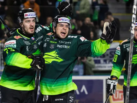Na snímke hráči Žiliny zľava Róbert Varga, Jozef Baláž a Brendan Ranford sa radujú z gólu v piatom zápase štvrťfinále play-off hokejovej Tipos extraligy.