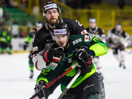 Na snímke v popredí Jakub Kolenič (Žilina) a Reece Mackay Scarlett (Banská Bystrica) bojujú o puk v piatom zápase štvrťfinále play-off hokejovej Tipos extraligy.