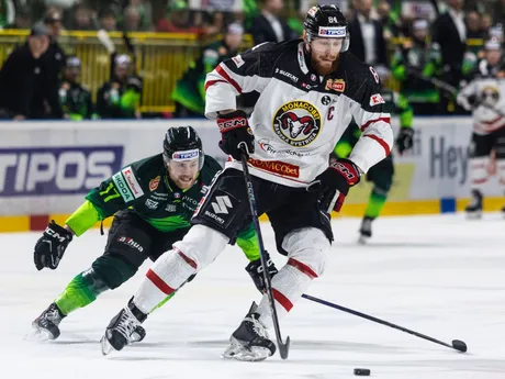 Na snímke zľava Michal Juščák (Žilina) a Vojtech Zeleňák (Banská Bystrica) bojujú o puk v piatom zápase štvrťfinále play-off hokejovej Tipos extraligy.