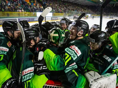 Na snímke radosť hráčov Žiliny po víťazstve v piatom zápase štvrťfinále play-off hokejovej Tipos extraligy.