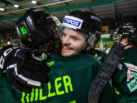 Na snímke hráči Žiliny zľava Brenden Miller a Marek Korenčik sa radujú z víťazstva po piatom zápase štvrťfinále play-off hokejovej Tipos extraligy.