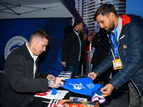 Juraj Kucka počas autogramiády pred zápasom Slovensko - Slovinsko.