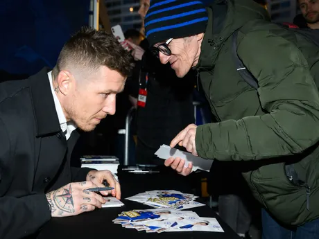 Juraj Kucka počas autogramiády pred zápasom Slovensko - Slovinsko.