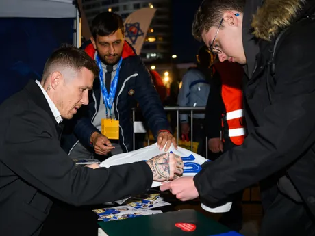 Juraj Kucka počas autogramiády pred zápasom Slovensko - Slovinsko.