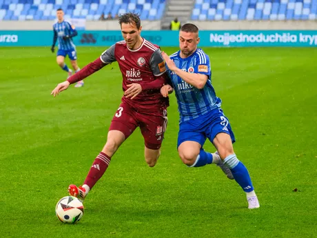 Filip Mielke (Železiarne) a Róbert Mak (Slovan) počas zápasu 3. kola nadstavbovej časti Niké ligy skupiny o titul.