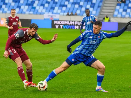 Filip Mielke (Železiarne) a Danylo Ignatenko (Slovan) počas zápasu 3. kola nadstavbovej časti Niké ligy skupiny o titul. 