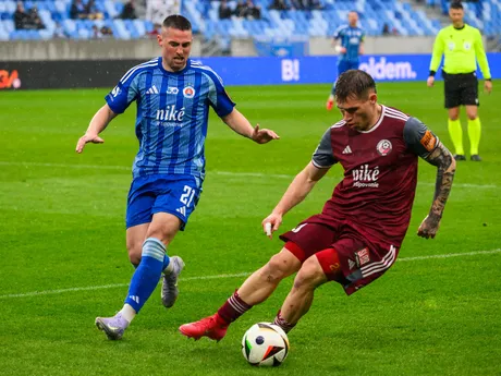 Róbert Mak (Slovan) a Peter Kováčik (Železiarne) počas zápasu 3. kola nadstavbovej časti Niké ligy skupiny o titul.