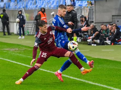 Šimon Faško (Železiarne) a Alen Mustafić (Slovan) počas zápasu 3. kola nadstavbovej časti Niké ligy skupiny o titul.