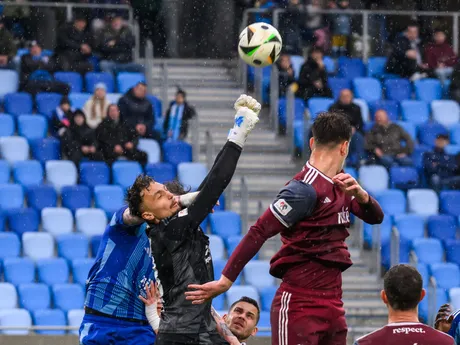 Brankár Adam Danko (Železiarne) počas zápasu 3. kola nadstavbovej časti Niké ligy skupiny o titul ŠK Slovan Bratislava - FK Železiarne Podbrezová.