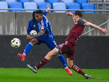 Cesar Blackman (Slovan) a Vincent Chyla (Železiarne) počas zápasu 3. kola nadstavbovej časti Niké ligy skupiny o titul.