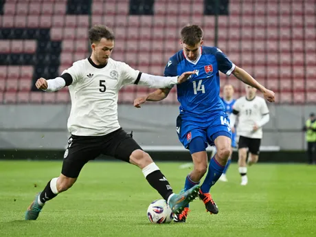 Hráč Slovenska Mário Sauer a hráč Nemecka Max Rosenfelder počas prípravného zápasu.