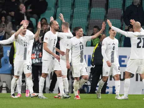 Slovinskí futbalisti sa tešia z gólu v odvetnom zápase play-off o postup do B-divízie Ligy národov Slovinsko - Slovensko.
