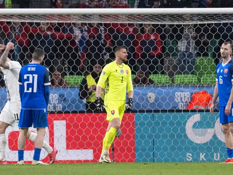 Sprava Norbert Gyömbér, brankár Martin Dúbravka, Matúš Bero (všetci Slovensko) a Benjamin Šeško (Slovinsko) radujúci sa po góle spoluhráča Adama Gnezdu Čerina v odvetnom zápase play-off o postup do B-divízie Ligy národov Slovinsko - Slovensko.