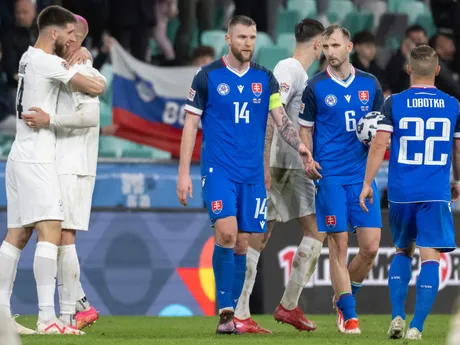 Sprava sklamaní slovenskí futbalisti Stanislav Lobotka, Norbert Gyömbér, Milan Škriniar a radujúci sa Slovinci po výhre 1:0 v odvetnom zápase play-off o postup do B-divízie Ligy národov Slovinsko - Slovensko.