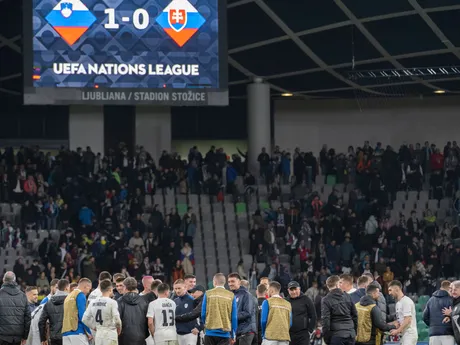 Radujúci sa Slovinci po výhre 1:0 v odvetnom zápase play-off o postup do B-divízie Ligy národov Slovinsko - Slovensko.