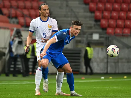 Na snímke vpravo hráč Slovenska Roman Čerepkai a hráč Francúzska Kiliann Sildillia počas priateľského zápasu Slovensko 21 - Francúzsko 21 v Trnave.