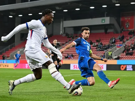 Na snímke vpravo kapitán Slovenska Sebastián Nebyla a hráč Francúzska Dilane Bakwa počas priateľského zápasu Slovensko 21 - Francúzsko 21 v Trnave.