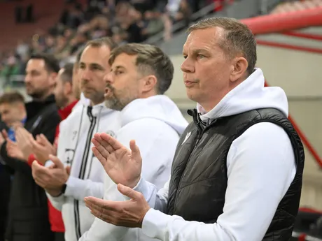 Na snímke tréner slovenskej futbalovej reprezentácie do 21 rokov Jaroslav Kentoš (vpravo) tlieska počas priateľského zápasu Slovensko 21 - Francúzsko 21 v Trnave.
