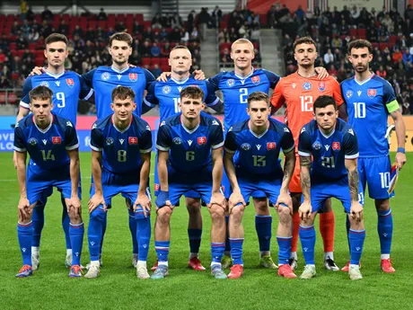 Na snímke futbalisti základnej jedenástky Slovenska pózujú pred priateľským zápasom Slovensko 21 - Francúzsko 21 v Trnave.