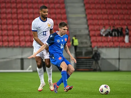 Na snímke vpravo hráč Slovenska Mário Sauer a hráč Francúzska Andy Diouf bojujú o loptu počas  priateľského zápasu Slovensko 21 - Francúzsko 21 v Trnave.