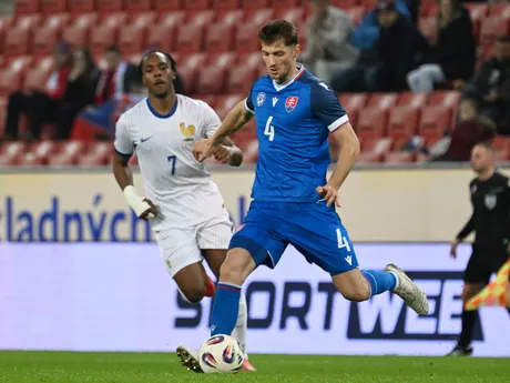 Na snímke vpravo hráč Slovenska Sebastián Kóša a hráč Francúzska Mathys Tel bojujú o loptu počas priateľského zápasu Slovensko 21 - Francúzsko 21 v Trnave.
