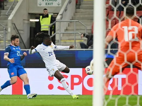 Na snímke zľava hráč Slovenska Samuel Kopásek, hráč Francúzska Loum Tchaouna a brankár Slovenska Adam Danko počas priateľského zápasu Slovensko 21 - Francúzsko 21 v Trnave.