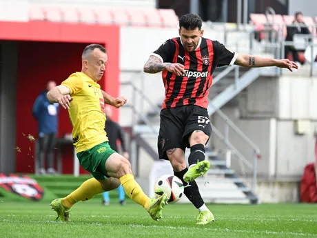 Michal Ďuriš a Miroslav Káčer počas zápasu 4. kola nadstavbovej časti futbalovej Niké ligy v skupine o titul medzi FC Spartak Trnava a MŠK Žilina .