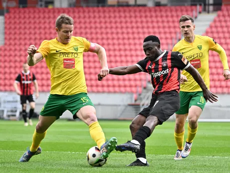 Kapitán Žiliny Tomáš Hubočan, hráč Trnavy Philip Azango a hráč Žiliny Patrik Iľko  bojujú o loptu počas zápasu 4. kola nadstavbovej časti futbalovej Niké ligy. 