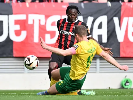 Kelvin Ofori a Tomáš Hubočan bojujú o loptu počas zápasu 4. kola nadstavbovej časti futbalovej Niké ligy v skupine o titul medzi FC Spartak Trnava a MŠK Žilina.