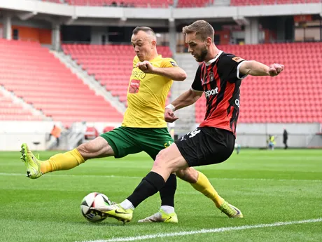 Hráč Trnavy Miloš Kratochvíl a hráč Žiliny Miroslav Káčer bojujú o loptu počas zápasu 4. kola nadstavbovej časti futbalovej Niké ligy v skupine o titul.