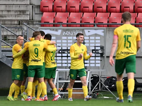 Radosť futbalistov Žiliny po strelení gólu počas zápasu 4. kola nadstavbovej časti Niké ligy v skupine o titul medzi FC Spartak Trnava a MŠK Žilina.